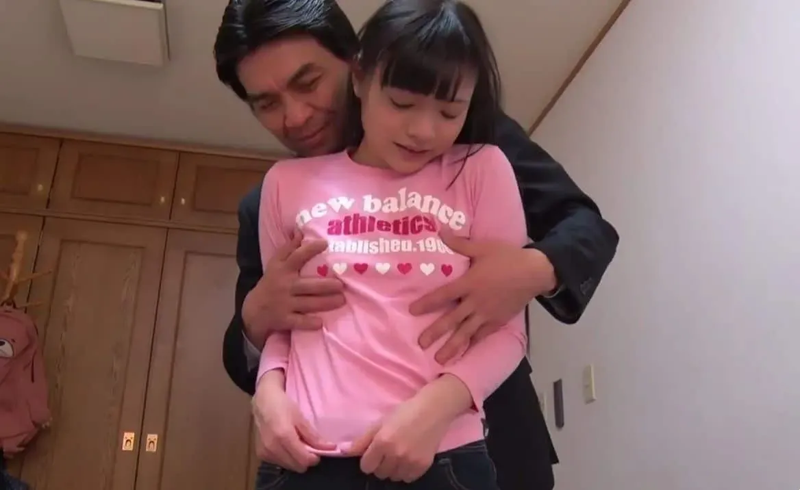 義理の父が妻の娘を誘惑する
