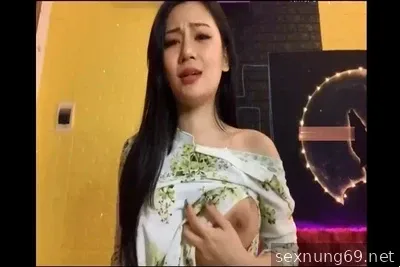 Insegnante lussuriosa in un fluente ao dai