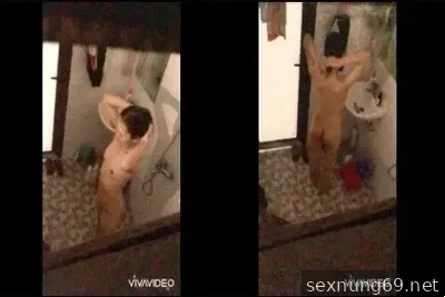 Filmer secrètement un étudiant en train de prendre un bain