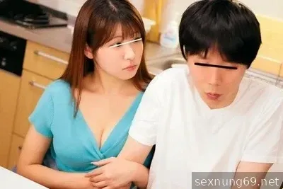 Thanh niên may mắn được chị gái cho bú vú